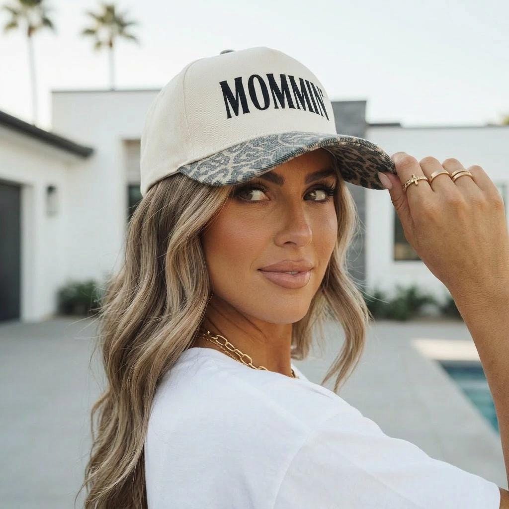 Mommin’ Animal Print Hat – Beige Embroidered Mama Cap, Trendy Mom Hat, Leopard Print Brim, Gift for Moms, Everyday Mom Style