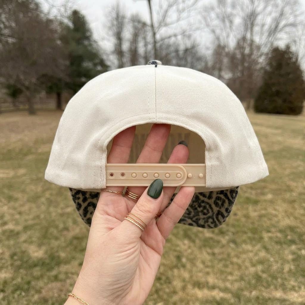 Mommin’ Animal Print Hat – Beige Embroidered Mama Cap, Trendy Mom Hat, Leopard Print Brim, Gift for Moms, Everyday Mom Style