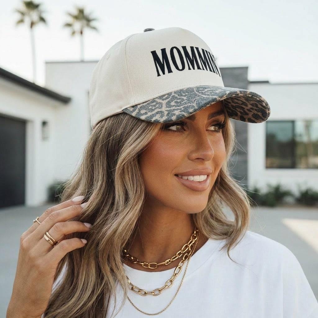 Mommin’ Animal Print Hat – Beige Embroidered Mama Cap, Trendy Mom Hat, Leopard Print Brim, Gift for Moms, Everyday Mom Style