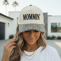 Mommin’ Animal Print Hat – Beige Embroidered Mama Cap, Trendy Mom Hat, Leopard Print Brim, Gift for Moms, Everyday Mom Style