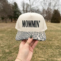 Mommin’ Animal Print Hat – Beige Embroidered Mama Cap, Trendy Mom Hat, Leopard Print Brim, Gift for Moms, Everyday Mom Style
