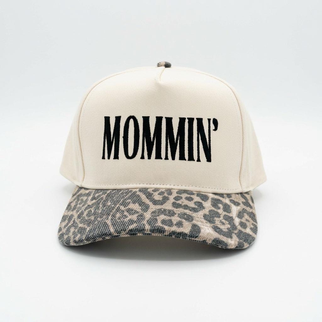 Mommin’ Animal Print Hat – Beige Embroidered Mama Cap, Trendy Mom Hat, Leopard Print Brim, Gift for Moms, Everyday Mom Style